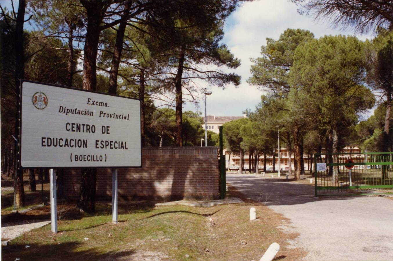 Inaugurado en 1954, entre las localidades de Viana de Cega y Boecillo, acogió a los enfermos del antiguo pabellón de la Magdalena | En los años 80, se convirtió en un centro de Educación Especial dependiente de la Diputación Provincial