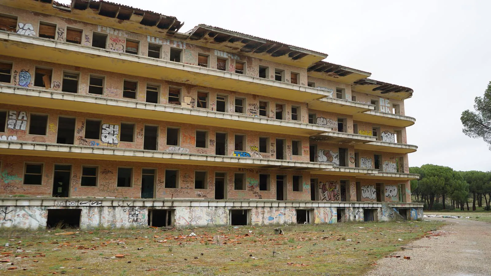 El conocido como 'Sanatorio de tuberculosos de Viana' se clausuró en 1963 y hoy en día, es un edificio completamente abandonado y arrasado por el paso de los vándalos 