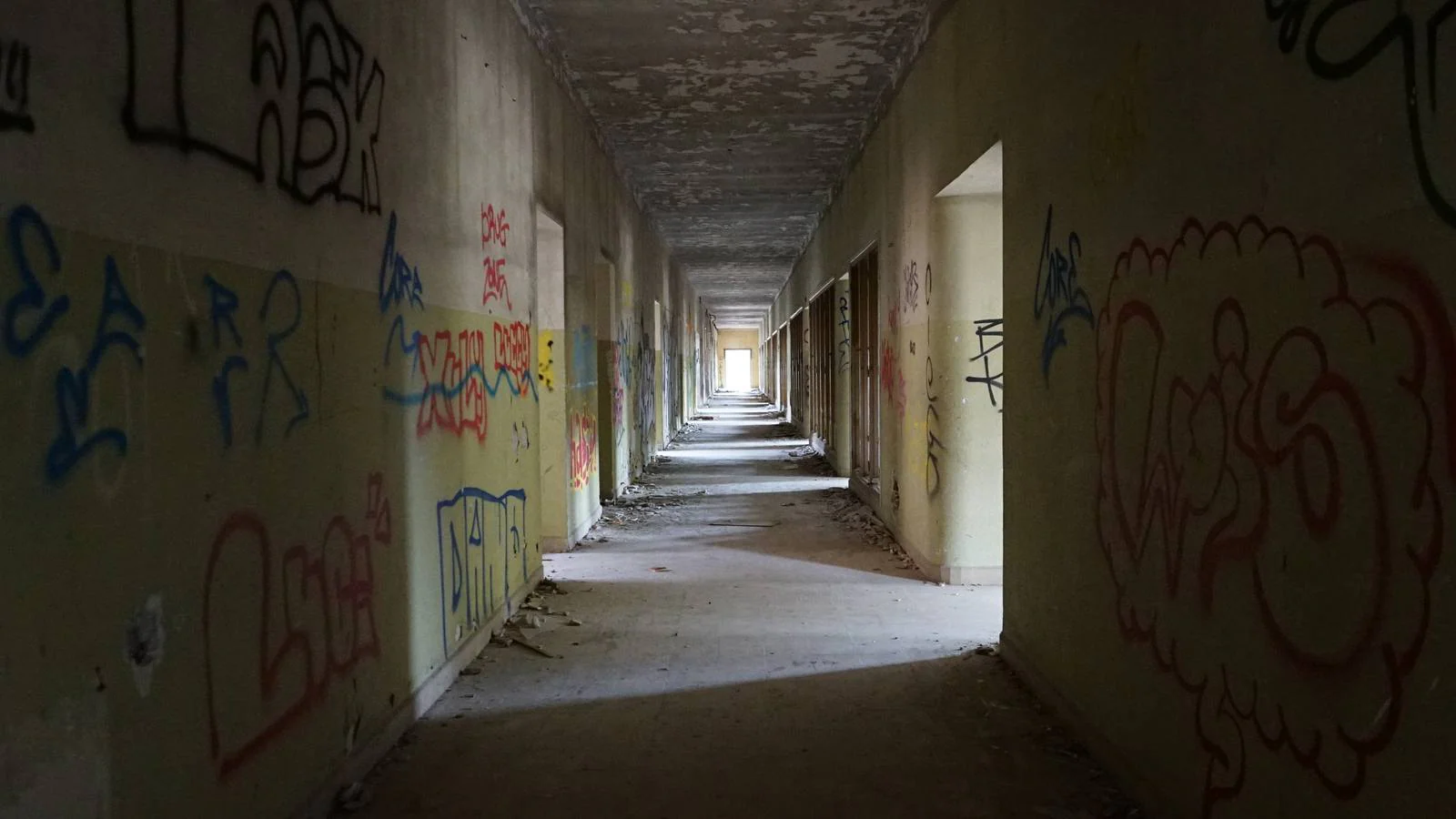 El conocido como 'Sanatorio de tuberculosos de Viana' se clausuró en 1963 y hoy en día, es un edificio completamente abandonado y arrasado por el paso de los vándalos 