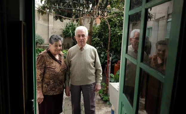 María Loreto y Luis, en el patio de su vivienda.