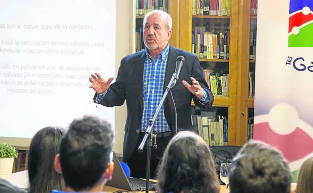Mariano Esteban Rodríguez, durante su charla en el IES Galileo del barrio de Pajarillos.