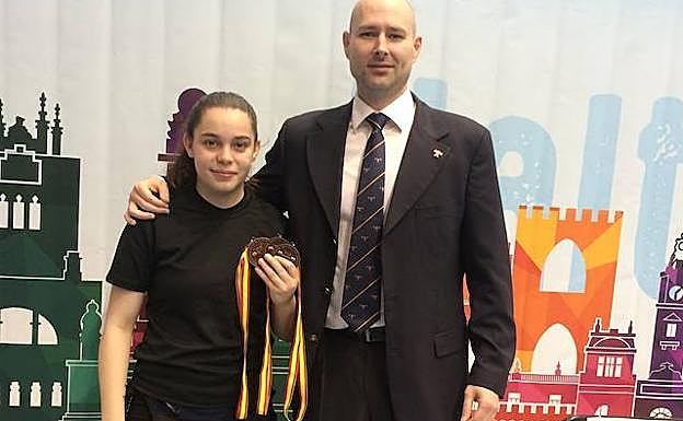 Iria Tardáguila, junto a su entrenador Miguel Ángel. 