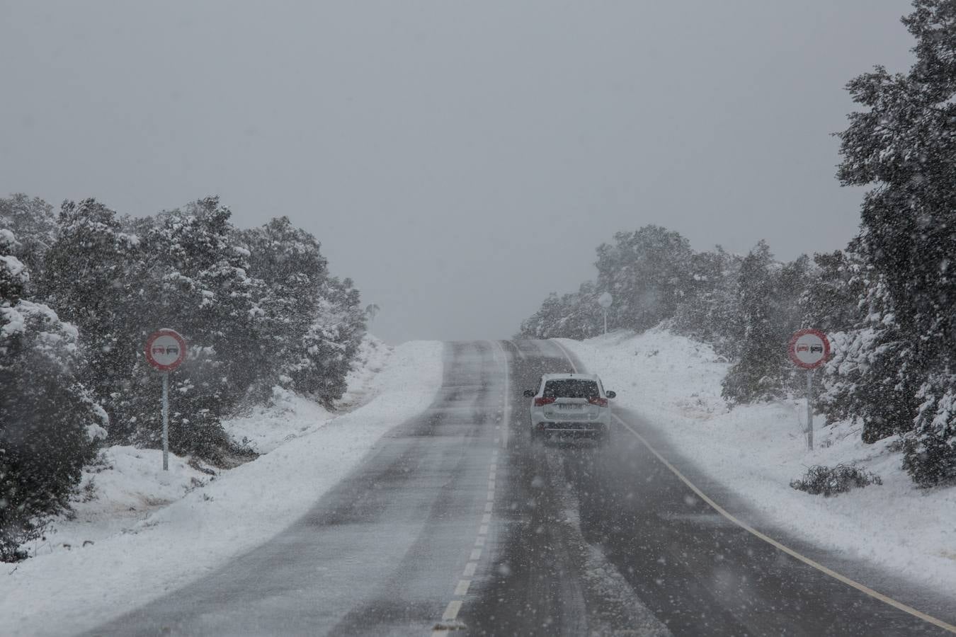 Nieve en la carretera So-P 2001 en el término de Ólvega (Soria).