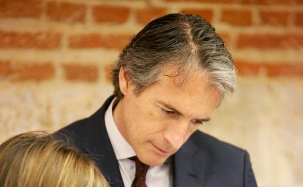 El ministro de Fomento, Íñigo de la Serna, asiste a la reunión del consejo de administración de la sociedad 'Valladolid Alta Velocidad 2003'.