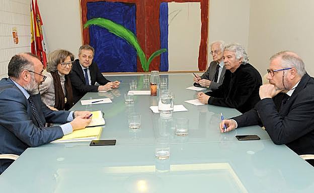 Imagen de los miembros del jurado en su segunda y última reunión. 