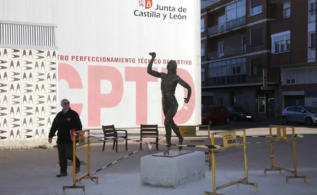 Estatuta de Marta Domínguez tras su traslado al Campo de la Juventud.