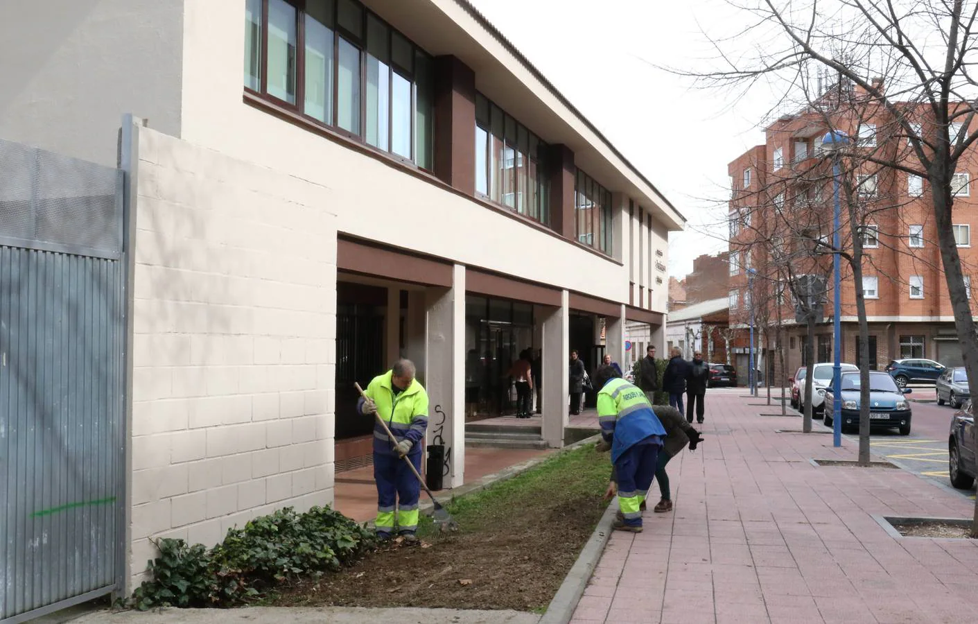 La apertura del centro asistencial, situado en la esquina de las calles Villabáñez y Reja, sirve de plataforma a los afectados para pedir más apoyo público