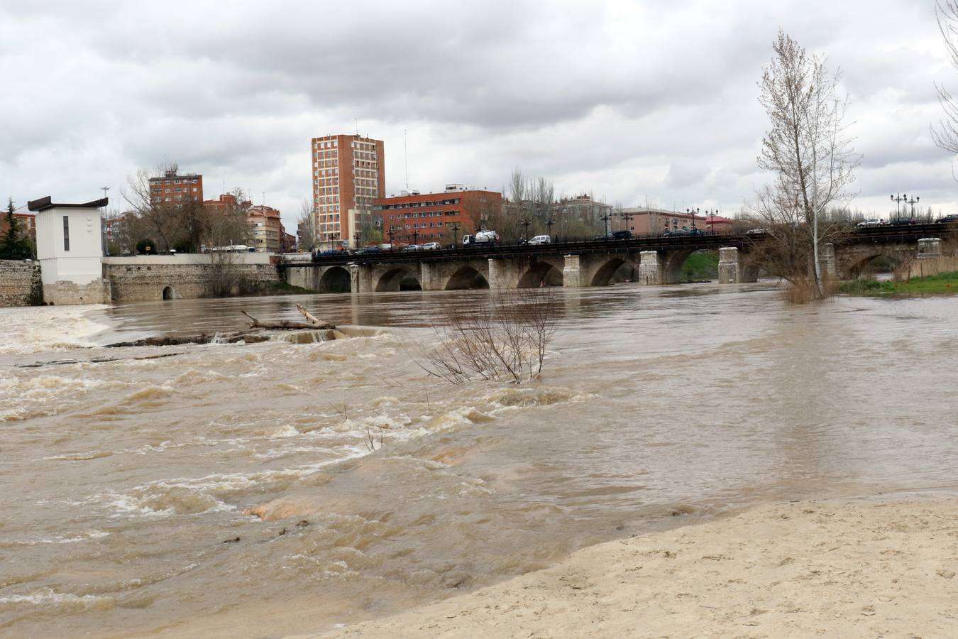 Crece el río a su paso por la capital, pero sin riesgo de desbordarse.