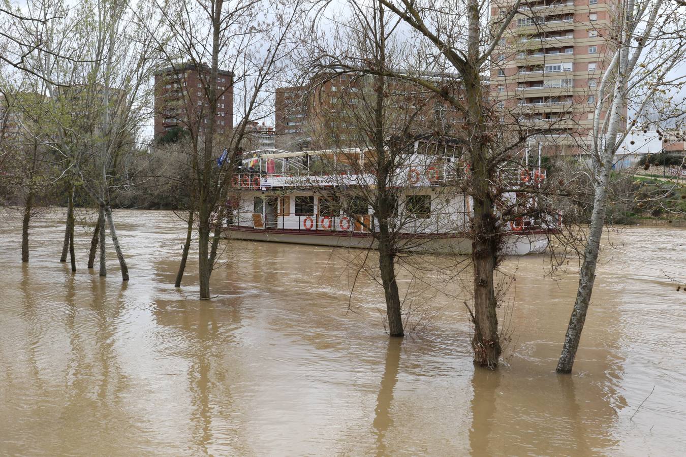 Crece el río a su paso por la capital, pero sin riesgo de desbordarse.