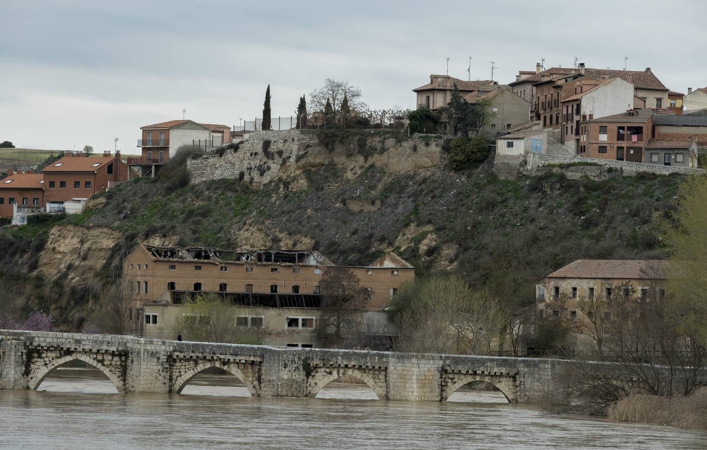 El río a su paso por la localidad de Simancas.