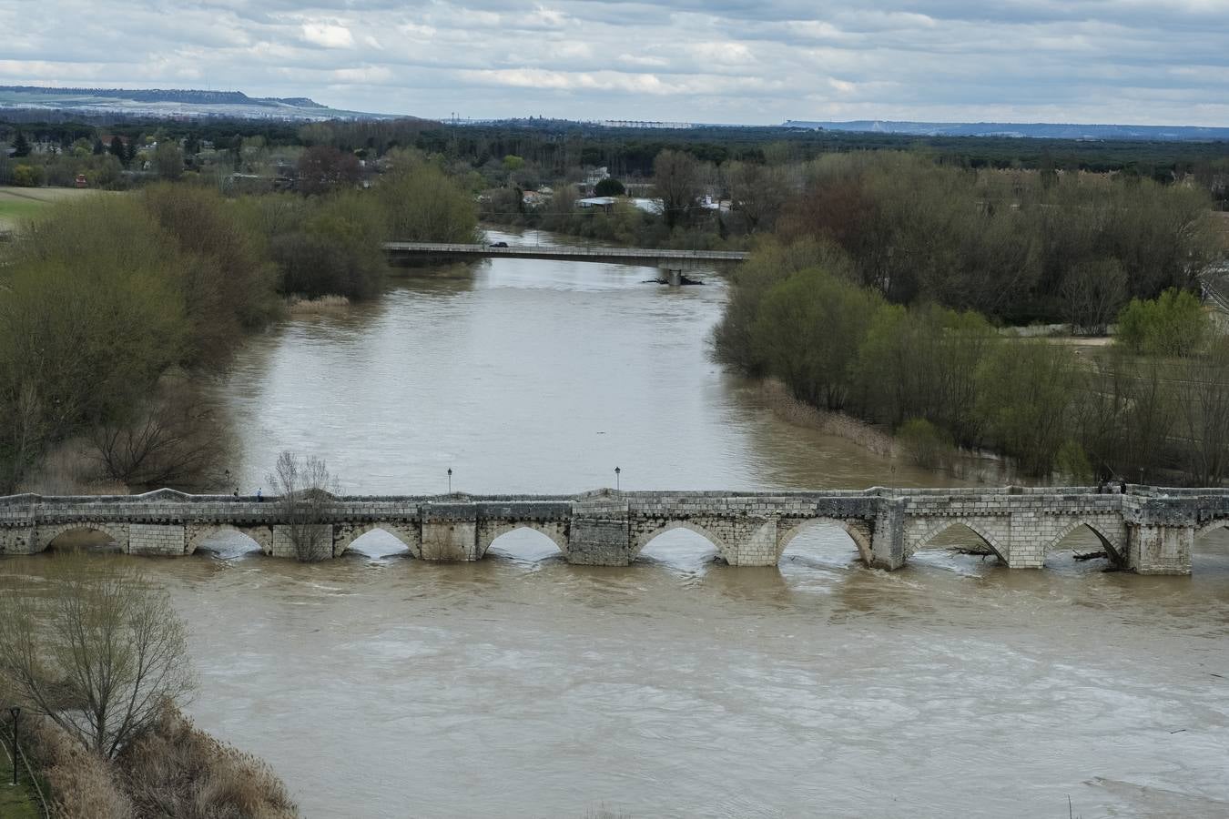 El río a su paso por la localidad de Simancas.