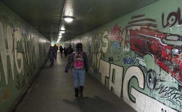 Imagen principal - Arriba, paso bajo las vías en San Isidro. A la izquierda, Carmen Alonso y Jesús García, en el túnel de Delicias. Vecinos en el paso peatonal de Pilarica. / 