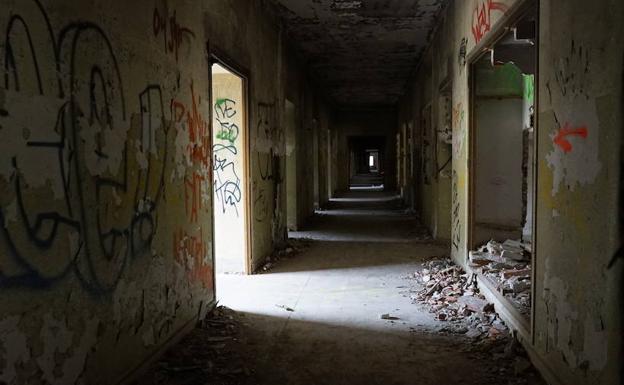 Uno de los largos pasillos en el antiguo sanatorio de Boecillo.