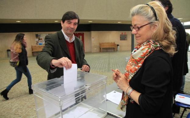 Agustín García Matilla vota en la sede de la Uva en Segovia. 