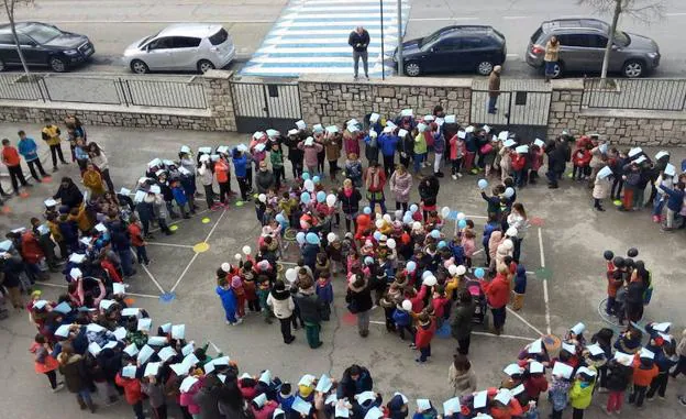 Niños y profesores del colegio Santa Clara de Cuéllar. Archivo.