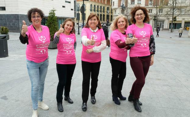 Rafi Romero, Inés Navarro, Vicky Soto, Consuelo González y Milagros Terán, con la camiseta de la II Carrera y Marcha de la Mujer.