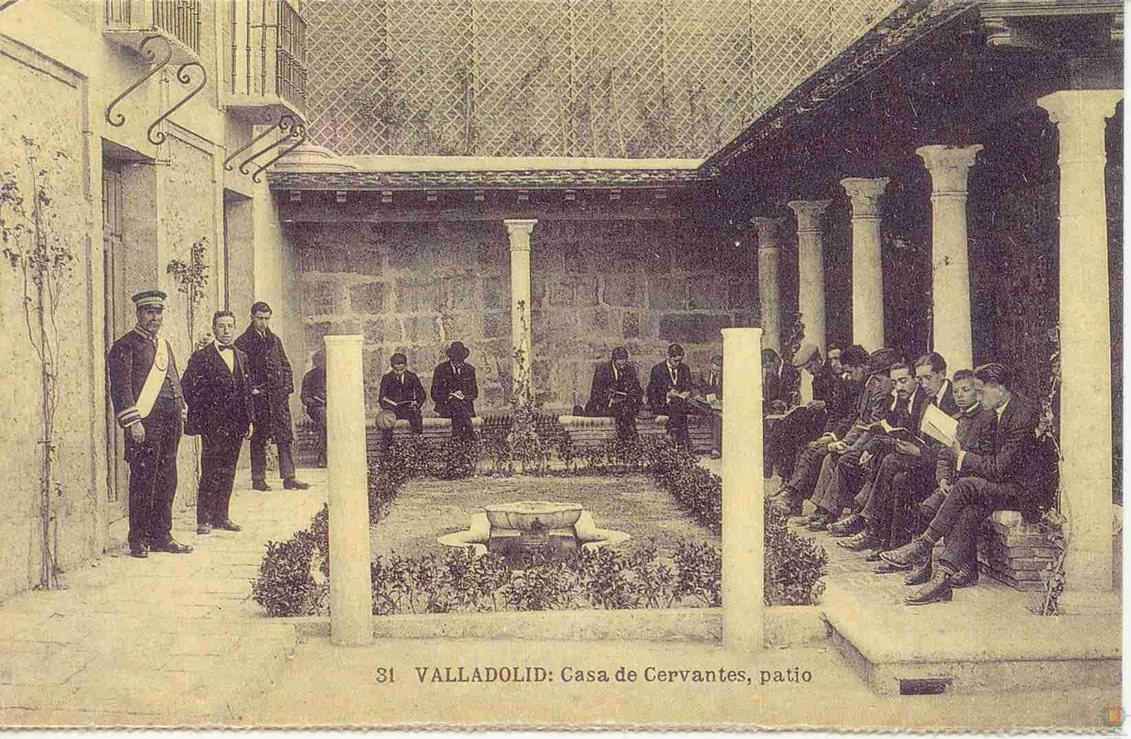 Un grupo de lectores en el pórtico en 1918.