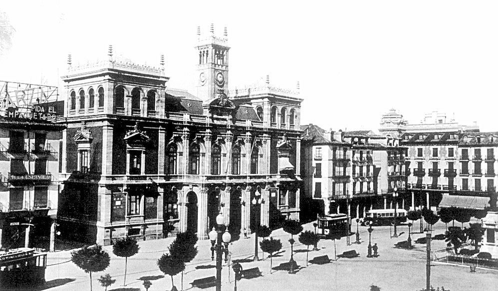 Dos tranvías y un autobús transitan por la Plaza Mayor en 1933.