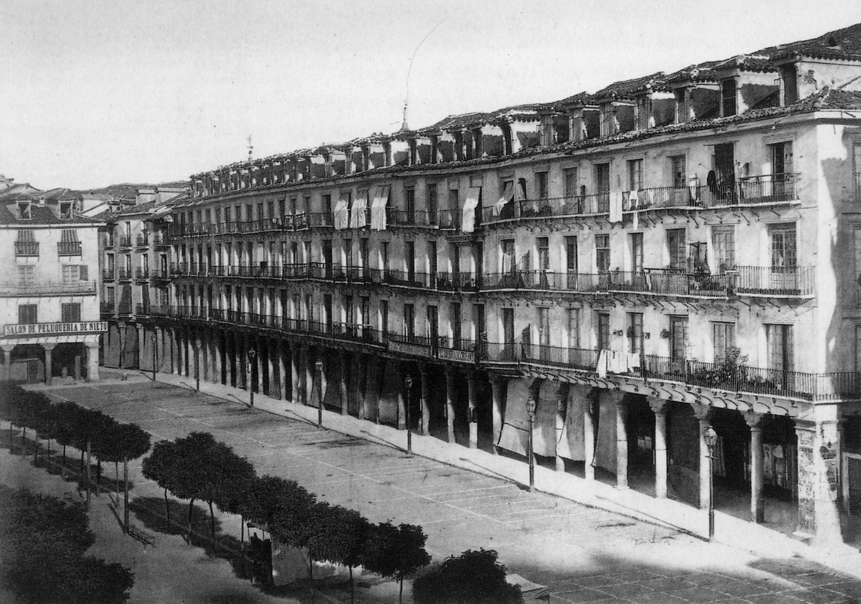 Plaza Mayor con árboles, fotografía del libro 'Valladolid hace cien años', de Joaquín Díaz.