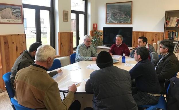 El presidente de Adecocir junto a los promotores de los proyectos. 