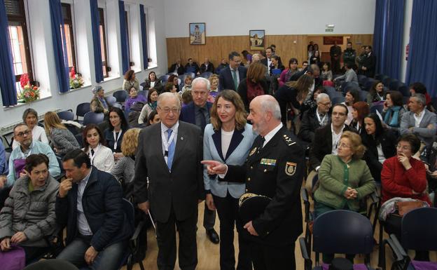 El decano del Colegio de Psicología de Castilla y León, Eduardo Montes; la consejera de Familia e Igualdad de Oportunidades, Alicia García; y el jefe superior de Policía de Castilla y León, Jorge Zurita, en las jornadas. 