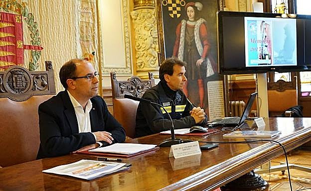 El concejal de Seguridad, Luis Vélez, junto al director del Servicio de Extinción de Incendios de Valladolid en la presentación de la memoria de 2017.