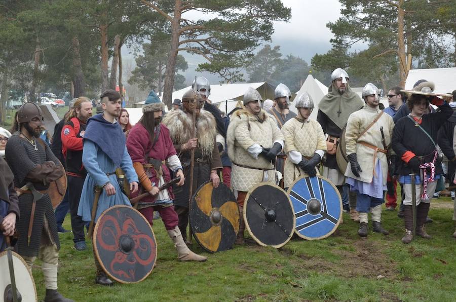 Fotos: Escenificación de una batalla entre tropas hispanas y vikingas