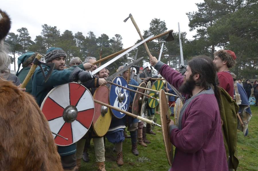 Fotos: Escenificación de una batalla entre tropas hispanas y vikingas