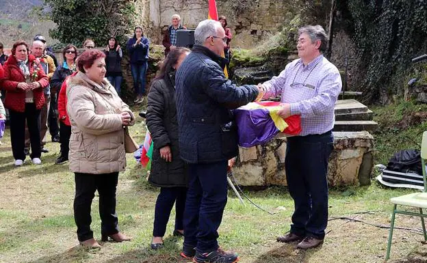 Los nietos de Santos Merino han recogido los restos de su abuelo de manos de José María González