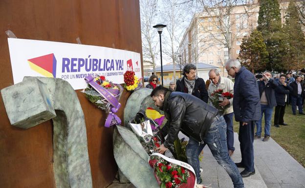 Ramos de flores recuerdan a las victimas del franquismo en el Parque de la Carcavilla.