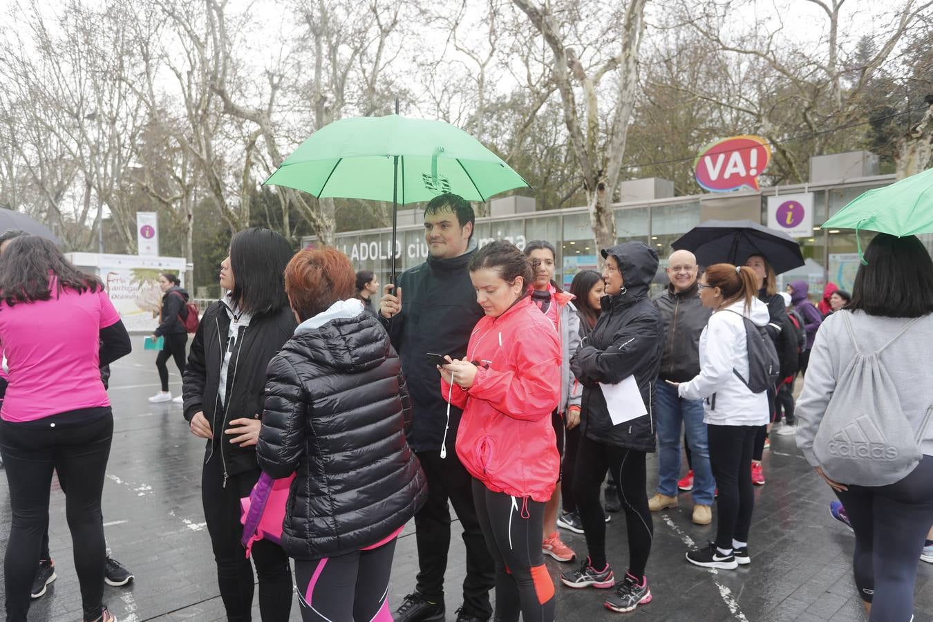 Más de 800 participantes se dieron cita en la Plaza Zorrilla para tomar parte de una marea rosa que tiñó de color las calles del centro de la ciudad