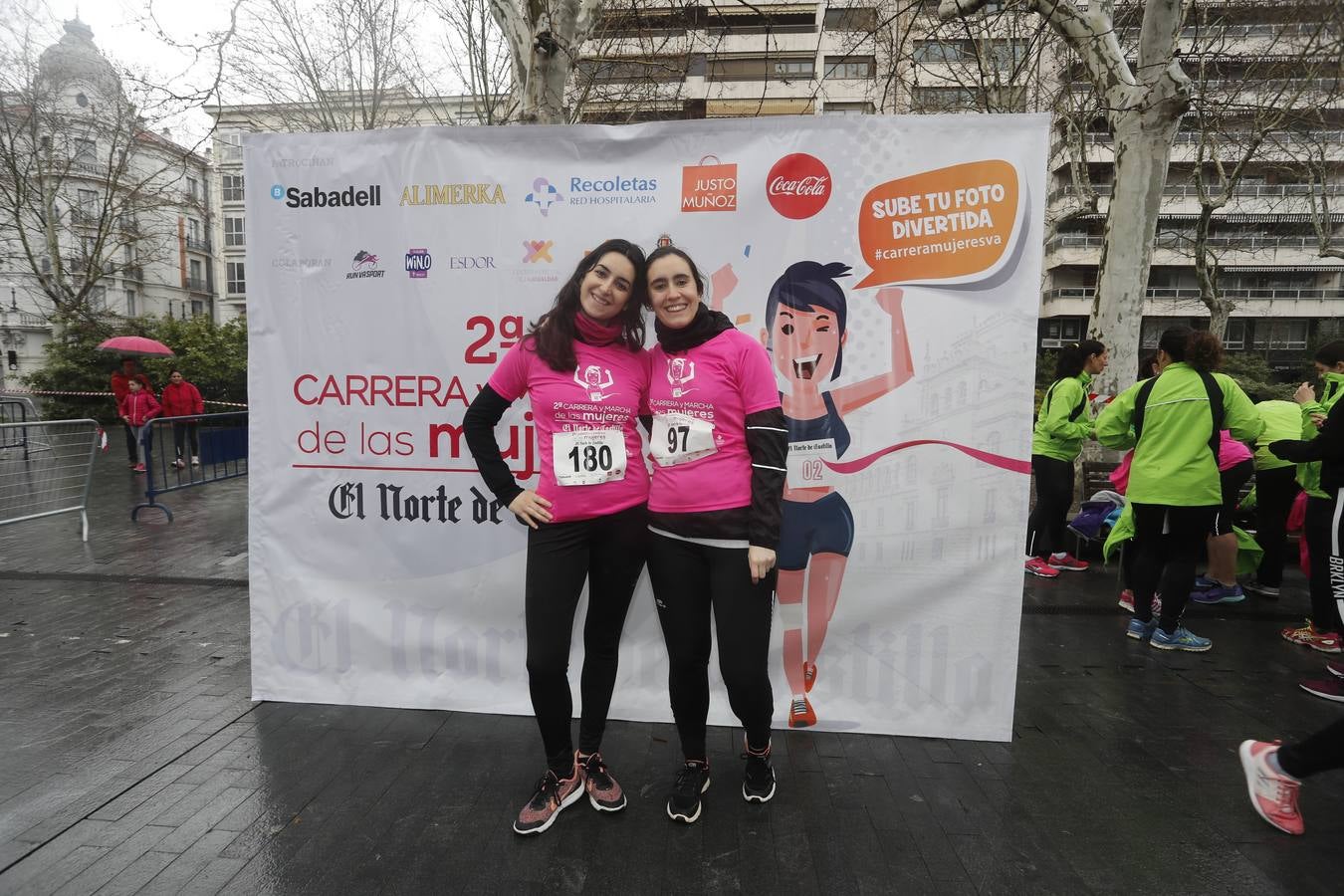 Más de 800 participantes se dieron cita en la Plaza Zorrilla para tomar parte de una marea rosa que tiñó de color las calles del centro de la ciudad