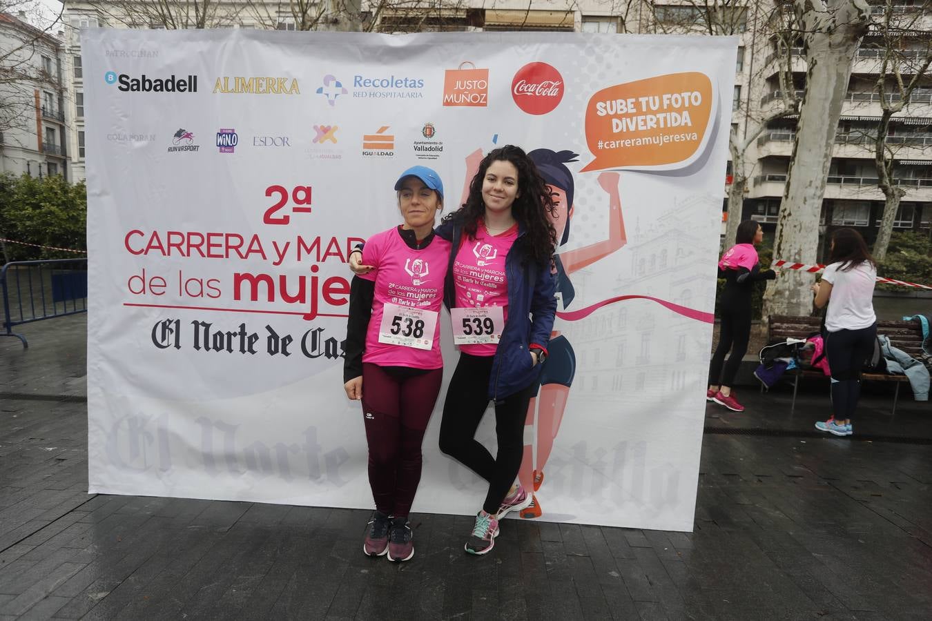 Más de 800 participantes se dieron cita en la Plaza Zorrilla para tomar parte de una marea rosa que tiñó de color las calles del centro de la ciudad