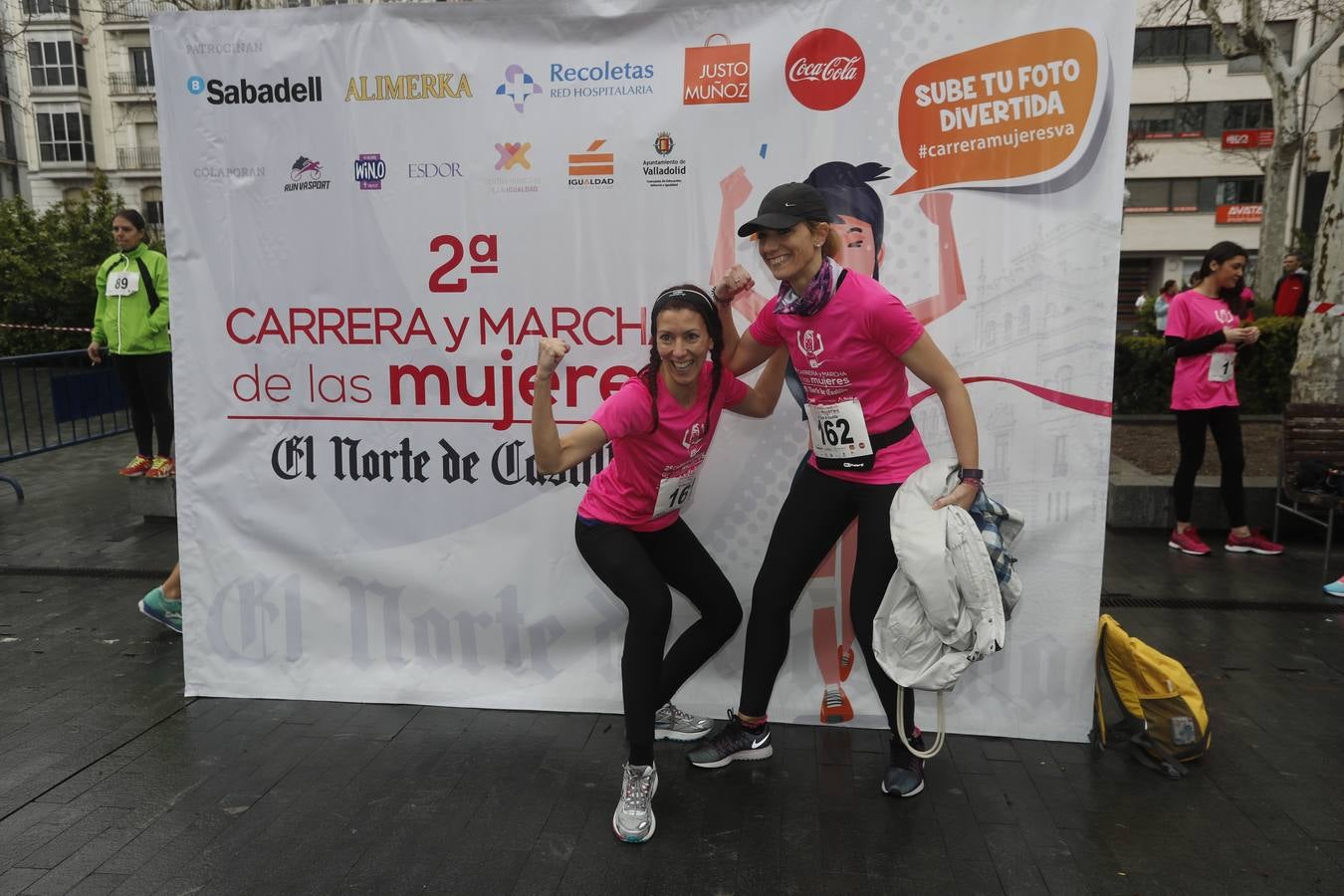 Más de 800 participantes se dieron cita en la Plaza Zorrilla para tomar parte de una marea rosa que tiñó de color las calles del centro de la ciudad