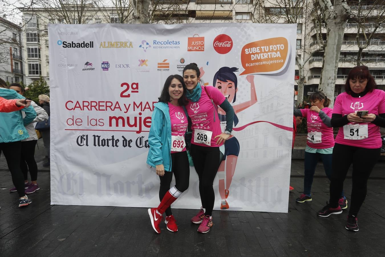 Más de 800 participantes se dieron cita en la Plaza Zorrilla para tomar parte de una marea rosa que tiñó de color las calles del centro de la ciudad