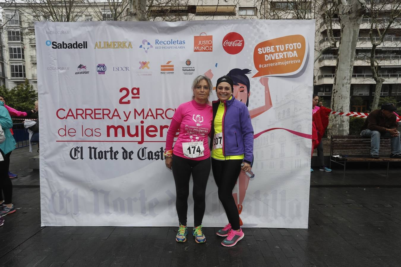 Más de 800 participantes se dieron cita en la Plaza Zorrilla para tomar parte de una marea rosa que tiñó de color las calles del centro de la ciudad