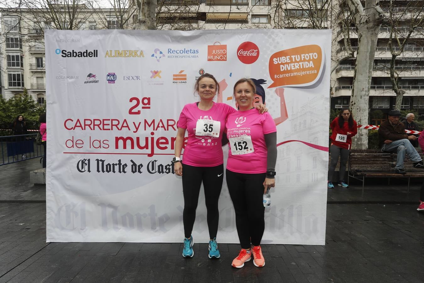 Más de 800 participantes se dieron cita en la Plaza Zorrilla para tomar parte de una marea rosa que tiñó de color las calles del centro de la ciudad