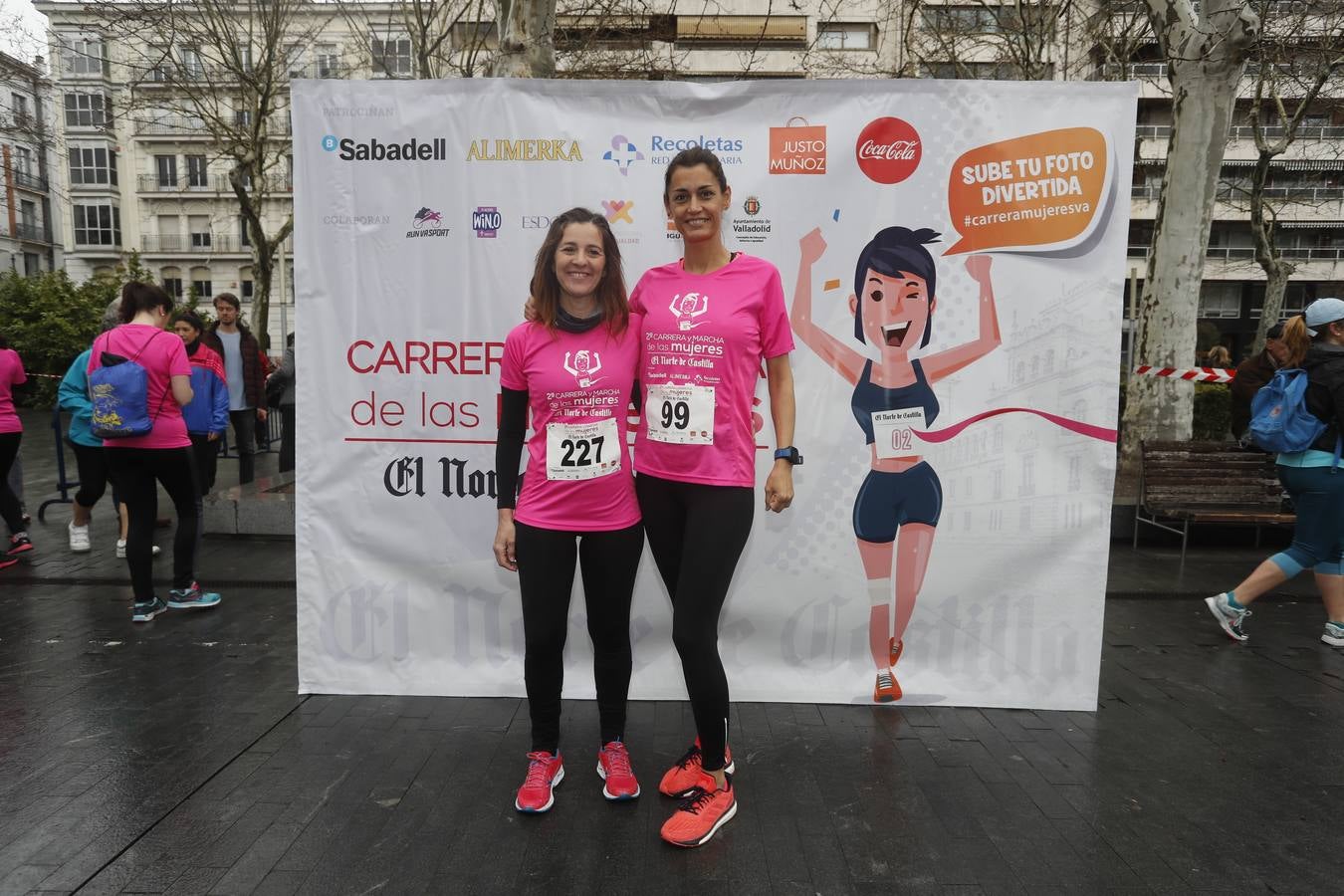 Más de 800 participantes se dieron cita en la Plaza Zorrilla para tomar parte de una marea rosa que tiñó de color las calles del centro de la ciudad