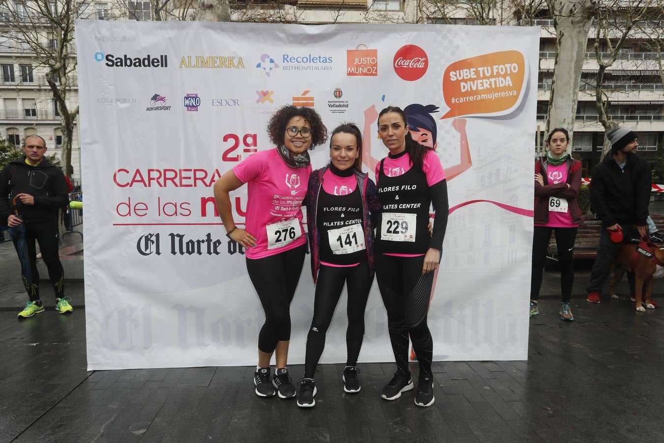 Más de 800 participantes se dieron cita en la Plaza Zorrilla para tomar parte de una marea rosa que tiñó de color las calles del centro de la ciudad