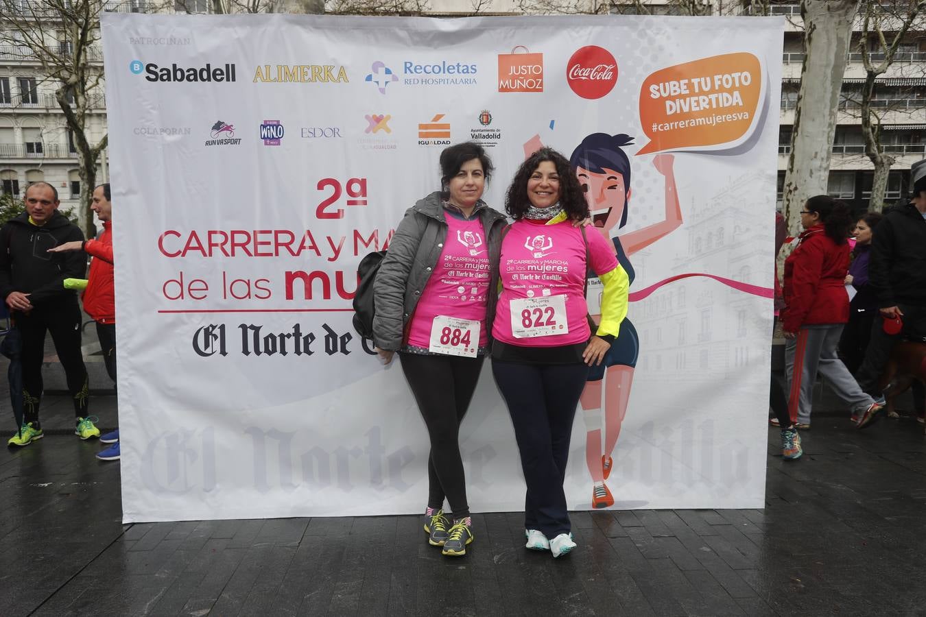 Más de 800 participantes se dieron cita en la Plaza Zorrilla para tomar parte de una marea rosa que tiñó de color las calles del centro de la ciudad