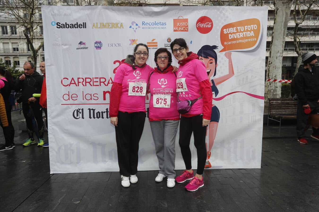 Más de 800 participantes se dieron cita en la Plaza Zorrilla para tomar parte de una marea rosa que tiñó de color las calles del centro de la ciudad