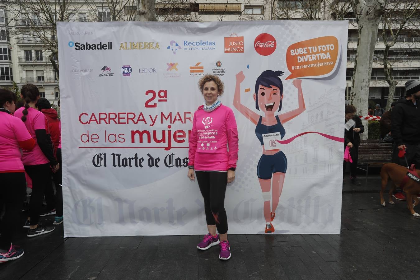 Más de 800 participantes se dieron cita en la Plaza Zorrilla para tomar parte de una marea rosa que tiñó de color las calles del centro de la ciudad