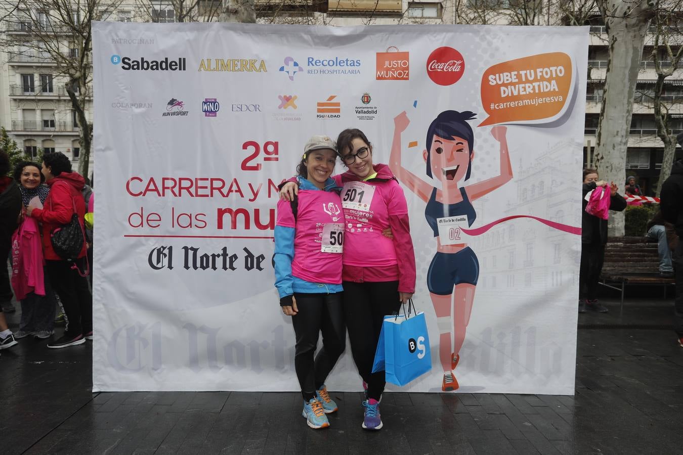 Más de 800 participantes se dieron cita en la Plaza Zorrilla para tomar parte de una marea rosa que tiñó de color las calles del centro de la ciudad