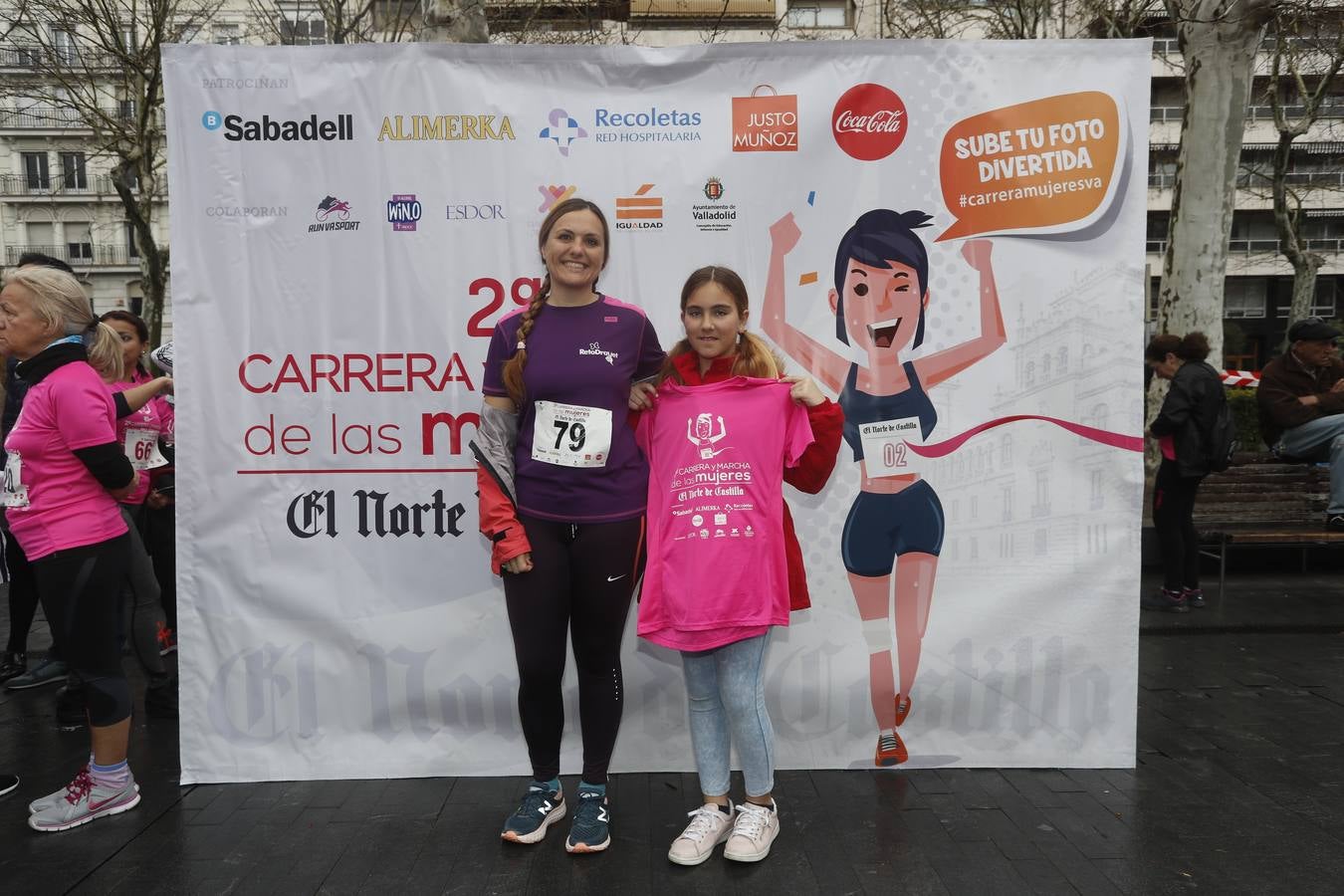 Más de 800 participantes se dieron cita en la Plaza Zorrilla para tomar parte de una marea rosa que tiñó de color las calles del centro de la ciudad