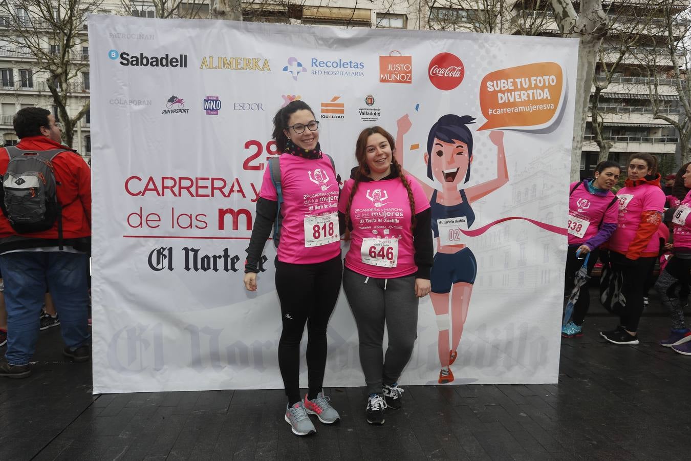 Más de 800 participantes se dieron cita en la Plaza Zorrilla para tomar parte de una marea rosa que tiñó de color las calles del centro de la ciudad