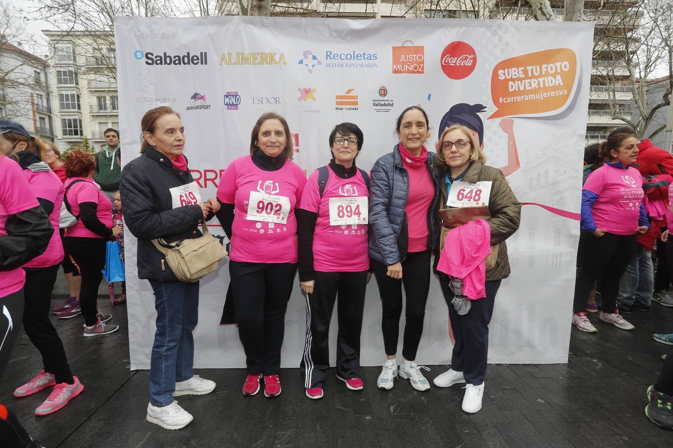 Más de 800 participantes se dieron cita en la Plaza Zorrilla para tomar parte de una marea rosa que tiñó de color las calles del centro de la ciudad