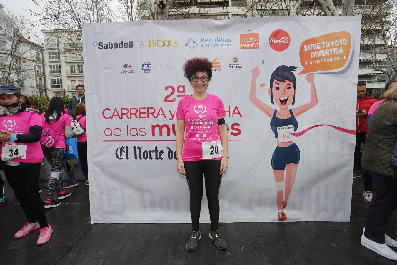 Más de 800 participantes se dieron cita en la Plaza Zorrilla para tomar parte de una marea rosa que tiñó de color las calles del centro de la ciudad