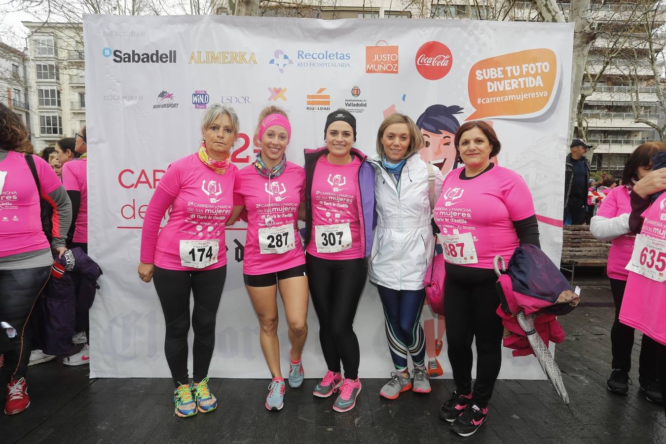 Más de 800 participantes se dieron cita en la Plaza Zorrilla para tomar parte de una marea rosa que tiñó de color las calles del centro de la ciudad