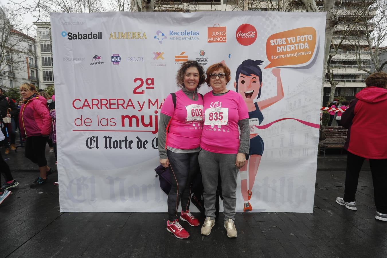 Más de 800 participantes se dieron cita en la Plaza Zorrilla para tomar parte de una marea rosa que tiñó de color las calles del centro de la ciudad