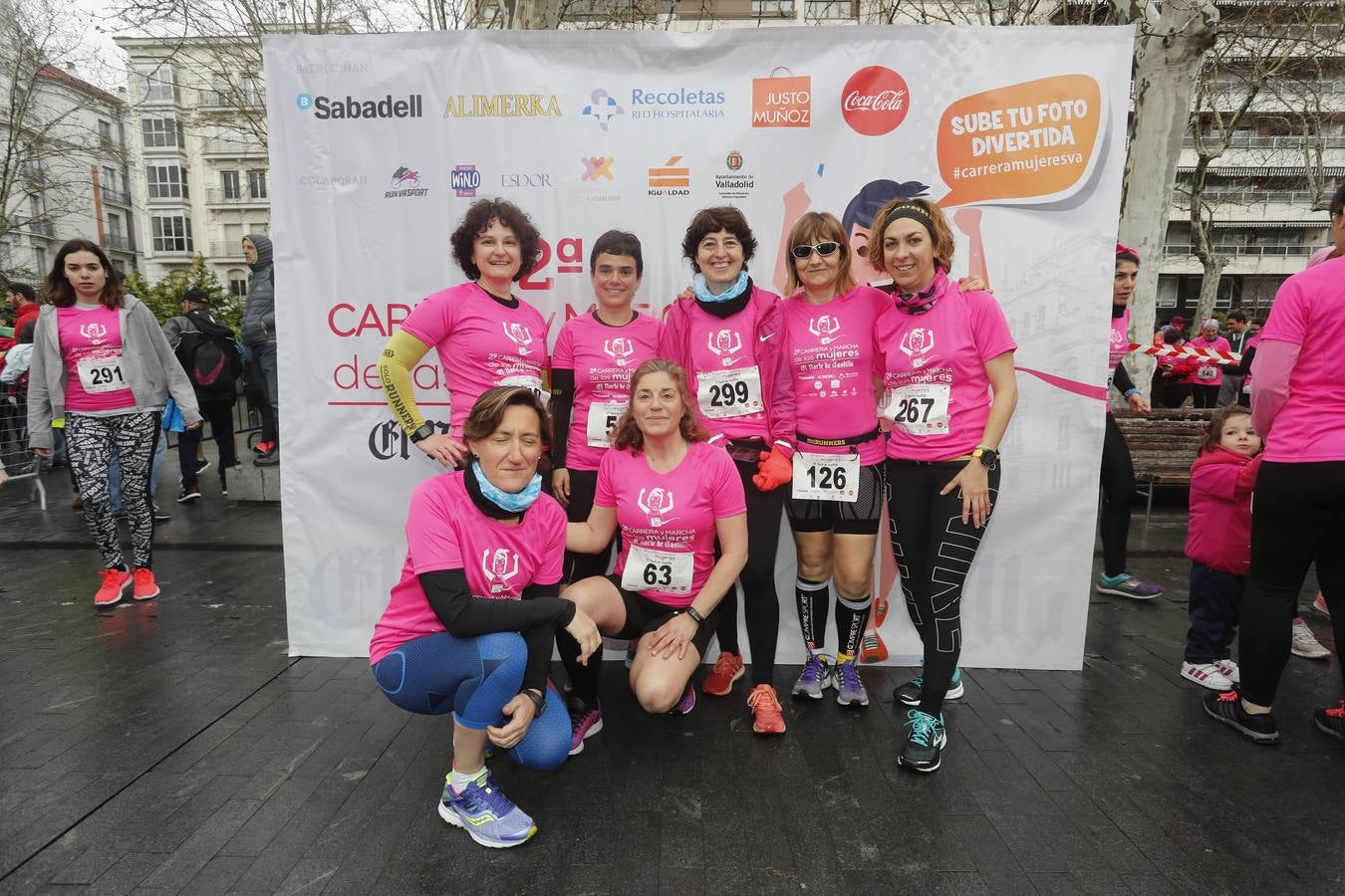 Más de 800 participantes se dieron cita en la Plaza Zorrilla para tomar parte de una marea rosa que tiñó de color las calles del centro de la ciudad